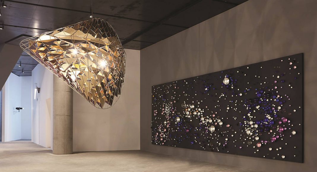 Olafur Eliasson - The shape of dissapearing time, 2016 - Brass, stainless steel, stainless steel mirrors, paint (black), halogen bulbs, dimmer - 214 x 321 x 214 cm - Leeum, Samsung Museum of Modern Art, Seoul, 2016 : Photo Hyunsoo Kim, Courtesy of the artist; Tanya Bonakdar Gallery, New York; neugerriemschneider, Berlin © Olafur Eliasson