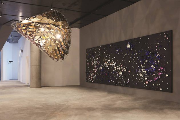 Olafur Eliasson - The shape of dissapearing time, 2016 - Brass, stainless steel, stainless steel mirrors, paint (black), halogen bulbs, dimmer - 214 x 321 x 214 cm - Leeum, Samsung Museum of Modern Art, Seoul, 2016 : Photo Hyunsoo Kim, Courtesy of the artist; Tanya Bonakdar Gallery, New York; neugerriemschneider, Berlin © Olafur Eliasson