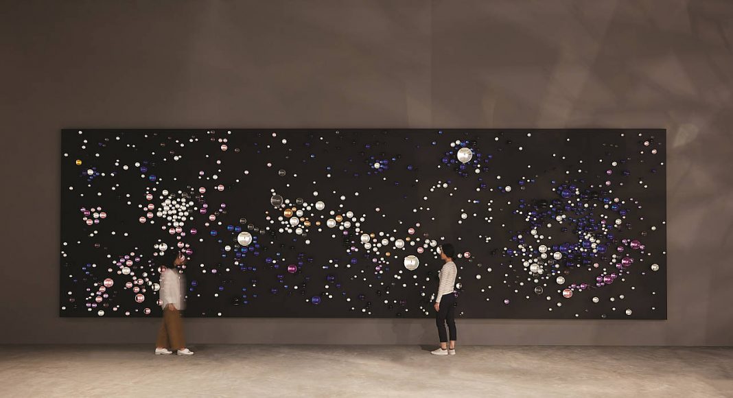 Olafur Eliasson - Your unpredictable path, 2016 - Glass spheres, silver, gold, paint (black), coloured glass spheres (dark blue, medium blue, light blue, purple, rose, yellow, black), stainless steel, laminated wood (black) - 3.30 x 11 x 0.30 m - Leeum, Samsung Museum of Modern Art, Seoul, 2016 : Photo Hyunsoo Kim, Courtesy of the artist; Tanya Bonakdar Gallery, New York; neugerriemschneider, Berlin © Olafur Eliasson