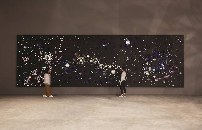 Olafur Eliasson - Your unpredictable path, 2016 - Glass spheres, silver, gold, paint (black), coloured glass spheres (dark blue, medium blue, light blue, purple, rose, yellow, black), stainless steel, laminated wood (black) - 3.30 x 11 x 0.30 m - Leeum, Samsung Museum of Modern Art, Seoul, 2016 : Photo Hyunsoo Kim, Courtesy of the artist; Tanya Bonakdar Gallery, New York; neugerriemschneider, Berlin © Olafur Eliasson