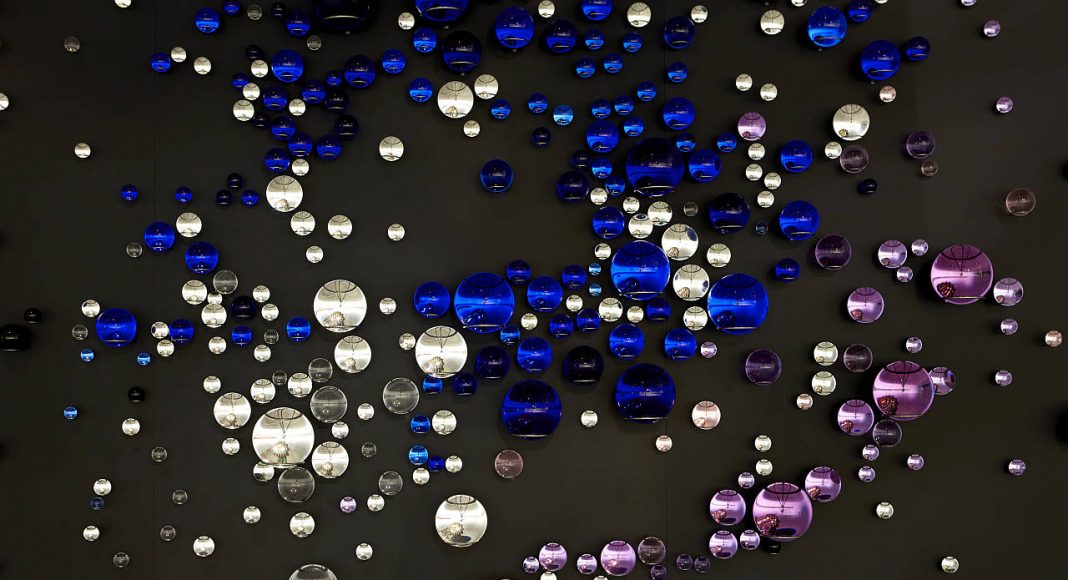 Olafur Eliasson - Your unpredictable path, 2016 - Glass spheres, silver, gold, paint (black), coloured glass spheres (dark blue, medium blue, light blue, purple, rose, yellow, black), stainless steel, laminated wood (black) - 3.30 x 11 x 0.30 m - Leeum, Samsung Museum of Modern Art, Seoul, 2016 : Photo Hyunsoo Kim, Courtesy of the artist; Tanya Bonakdar Gallery, New York; neugerriemschneider, Berlin © Olafur Eliasson