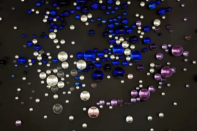 Olafur Eliasson - Your unpredictable path, 2016 - Glass spheres, silver, gold, paint (black), coloured glass spheres (dark blue, medium blue, light blue, purple, rose, yellow, black), stainless steel, laminated wood (black) - 3.30 x 11 x 0.30 m - Leeum, Samsung Museum of Modern Art, Seoul, 2016 : Photo Hyunsoo Kim, Courtesy of the artist; Tanya Bonakdar Gallery, New York; neugerriemschneider, Berlin © Olafur Eliasson