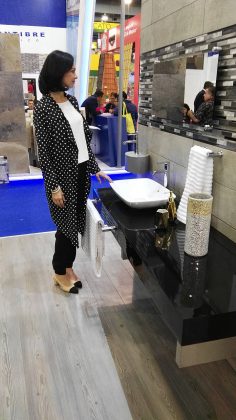 Celina del Villar visita el stand de MOEN en Expo CIHAC 2016 : Fotografía © MOEN México