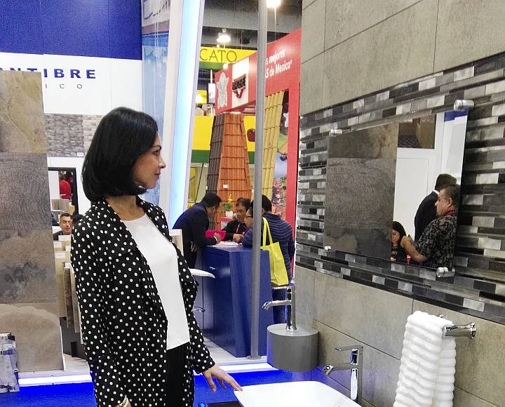 Celina del Villar visita el stand de MOEN en Expo CIHAC 2016 : Fotografía © MOEN México