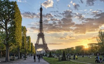 Vista Panorámica de la Torre Eiffel - Símbolo de la Ciudad de París : Ánh © Internet, cortesía de reTHINKing Architecture Competitions