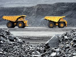 Producción de minerales útiles. el camión de volteo : vía © Shutterstock