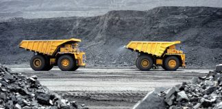 Producción de minerales útiles. el camión de volteo : vía © Shutterstock