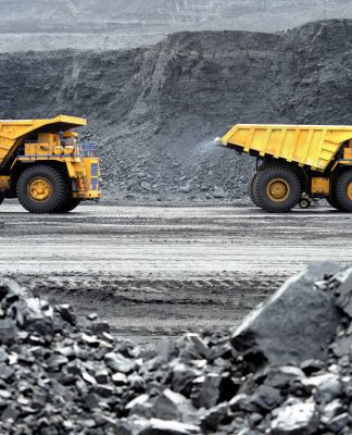 Producción de minerales útiles. el camión de volteo : vía © Shutterstock