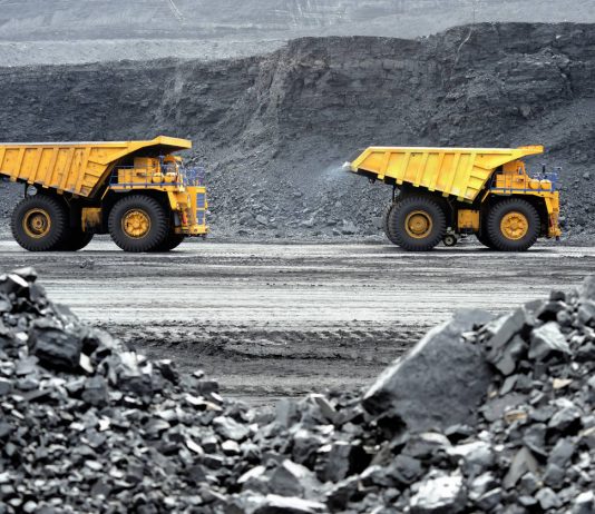 Producción de minerales útiles. el camión de volteo : vía © Shutterstock