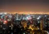 Perspectiva nocturna del Centro Histórico de la Ciudad de México, con los suburbios iluminados en el fondo via Shutterstock