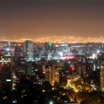 Perspectiva nocturna del Centro Histórico de la Ciudad de México, con los suburbios iluminados en el fondo via Shutterstock