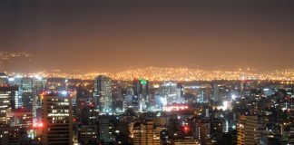 Perspectiva nocturna del Centro Histórico de la Ciudad de México, con los suburbios iluminados en el fondo via Shutterstock