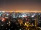 Perspectiva nocturna del Centro Histórico de la Ciudad de México, con los suburbios iluminados en el fondo via Shutterstock