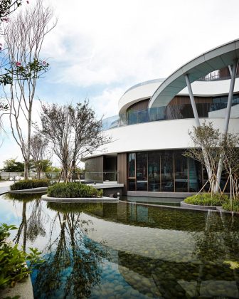 Green Places Community Clubhouse Landscaping pond by Chain 10 Urban Space Design : Photo credit © Kuo-Min Lee