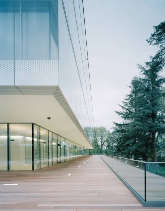 Accessible Wooden Deck World Trade Organization in Genève, Switzerland by Wittfoht Architekten : Photo credit © Brigida González