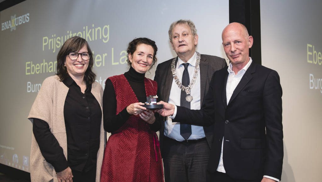 (left to right): Nathalie de Vries (Chairperson BNAKubus), Caroline Bos (UNStudio), Mayor of Amsterdam Eberhard van der Laan, Ben van Berkel (UNStudio) : Photo ©JustJusta Photography