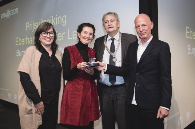 (left to right): Nathalie de Vries (Chairperson BNAKubus), Caroline Bos (UNStudio), Mayor of Amsterdam Eberhard van der Laan, Ben van Berkel (UNStudio) : Photo ©JustJusta Photography