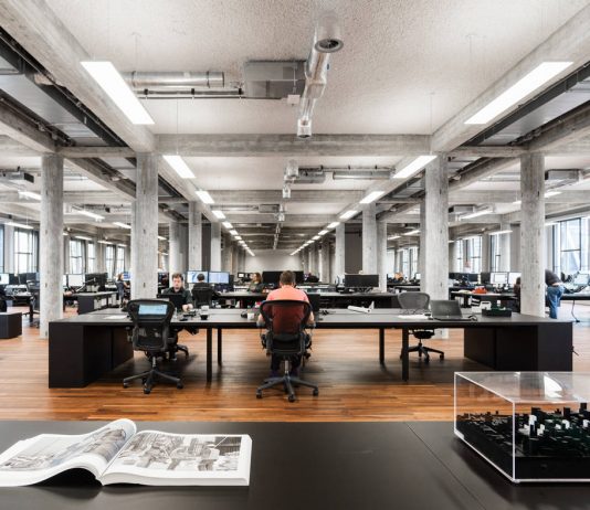 Brutal y elegante: así es el nuevo hogar de KAAN Architecten en Róterdam De Bank Nuevas Oficinas Centrales de KAAN Architecten en Róterdam : Photo © Simone Bossi