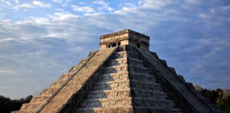 El Castillo. Zona arqueológica de Chichén Itzá : Foto © Mauricio Marat INAH