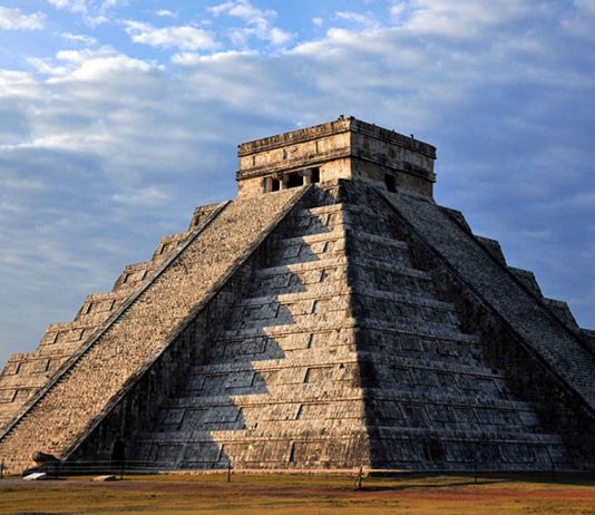 El Castillo. Zona arqueológica de Chichén Itzá : Foto © Mauricio Marat INAH