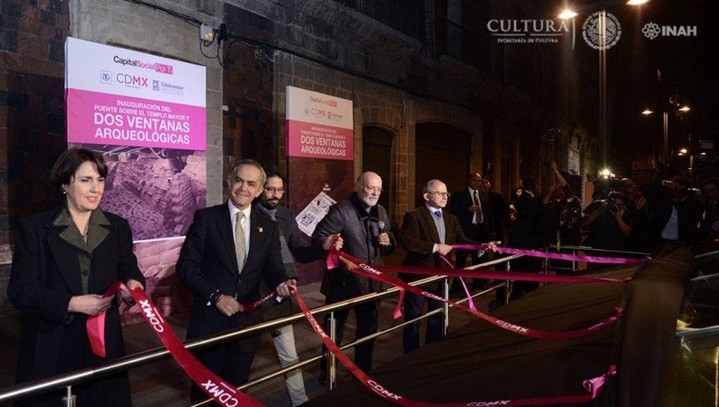 Patricia Mercado, secretaria de Gobierno de la Ciudad de México; Miguel Ángel Mancera, jefe de Gobierno de la Ciudad de México; Eduardo Matos Moctezuma, investigador emérito del INAH, y Diego Prieto Hernández, secretario técnico y encargado de la Dirección General del INAH, durante la inauguración del puente sobre el Templo Mayor y dos ventanas arqueológicas : Foto © Mauricio Marat, INAH