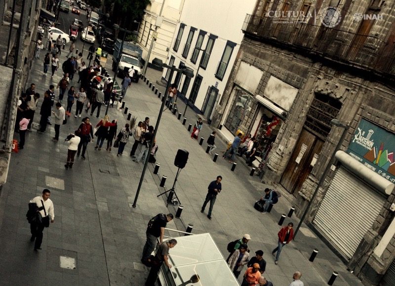 Paseantes del Centro Histórico capitalino se asoman al Gran Basamento mexica Vista panorámica del Gran Basamento Mexica : Foto © Melitón Tapia, INAH