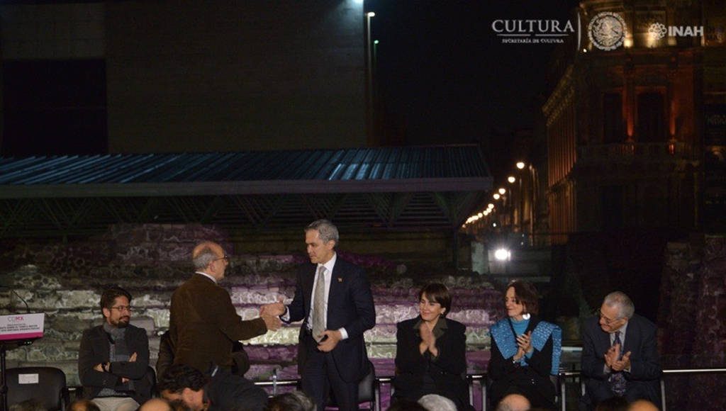 Diego Prieto Hernández, secretario técnico y encargado de la Dirección General del INAH, y Miguel Ángel Mancera, jefe de Gobierno de la Ciudad de México, durante la inauguración del puente peatonal y ventanas arqueológicas en el Centro Histórico de la Ciudad de México : Foto © Melitón Tapia, INAH