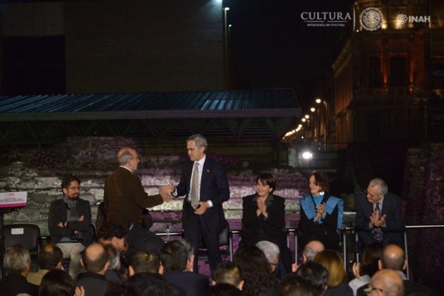 Diego Prieto Hernández, secretario técnico y encargado de la Dirección General del INAH, y Miguel Ángel Mancera, jefe de Gobierno de la Ciudad de México, durante la inauguración del puente peatonal y ventanas arqueológicas en el Centro Histórico de la Ciudad de México : Foto © Melitón Tapia, INAH