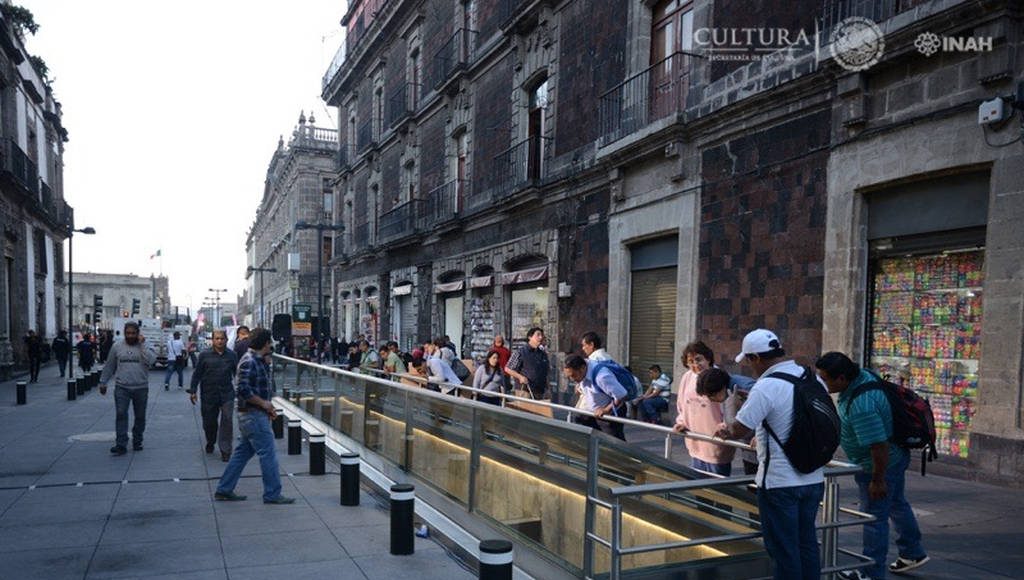 Paseantes del Centro Histórico capitalino se asoman al Gran Basamento Mexica : Foto © Mauricio Marat, INAH