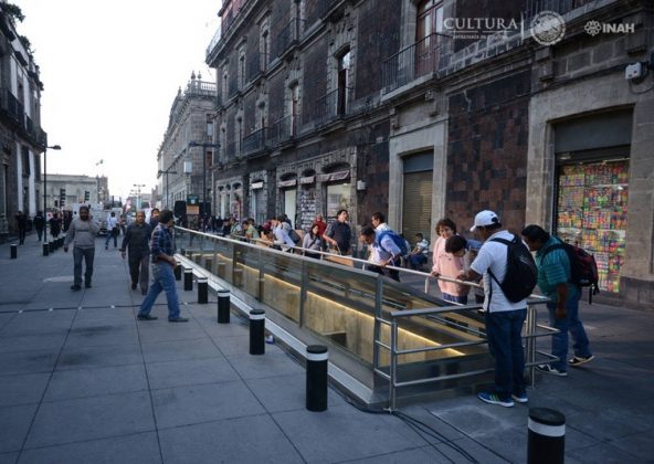 Paseantes del Centro Histórico capitalino se asoman al Gran Basamento Mexica : Foto © Mauricio Marat, INAH