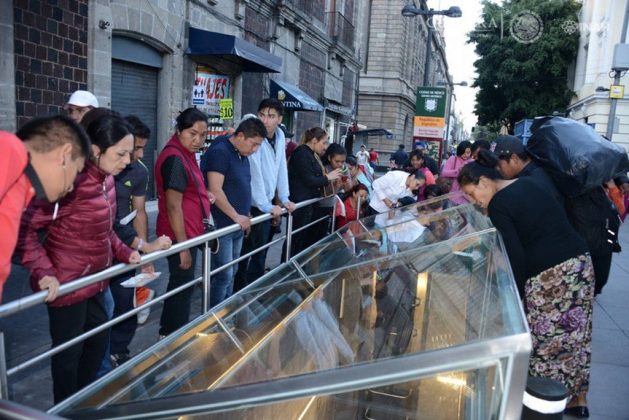 Paseantes del Centro Histórico capitalino se asoman al Gran Basamento Mexica : Foto © Mauricio Marat, INAH