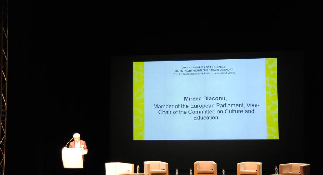 Debate Shaping European Cities II Openning by Mircea Diaconu : Photo © Giovanna Zen