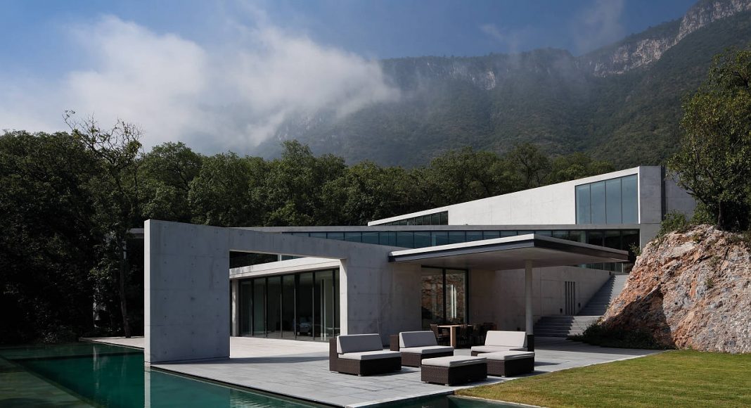 House in Monterrey, Monterrey, Mexico : Copyright © Shigeo Ogawa / TASCHEN