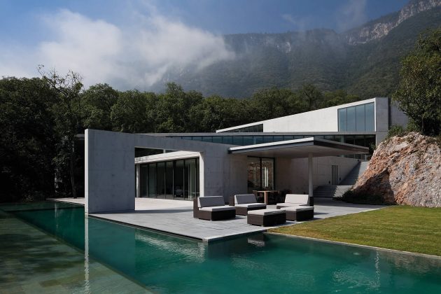 House in Monterrey, Monterrey, Mexico : Copyright © Shigeo Ogawa / TASCHEN