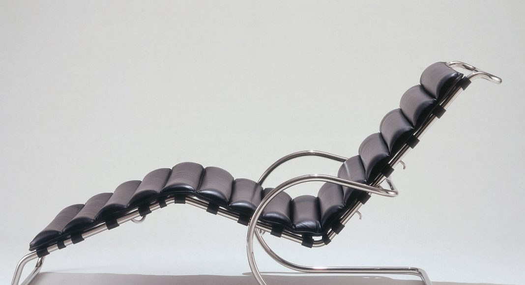 MR chaise longue with armrests, 1931-1932 : Copyright © 2015 VG Bild-Kunst, Bonn/Courtesy of Knoll. Inc.