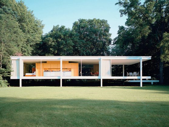 Farnsworth House, Plano, (Ill.), USA. House from the direction of the Fox River. Contemporary Photograph : Copyright © 2015 VG Bild-Kunst, Bonn/Chicago Historical Society. Hedrich Blessing