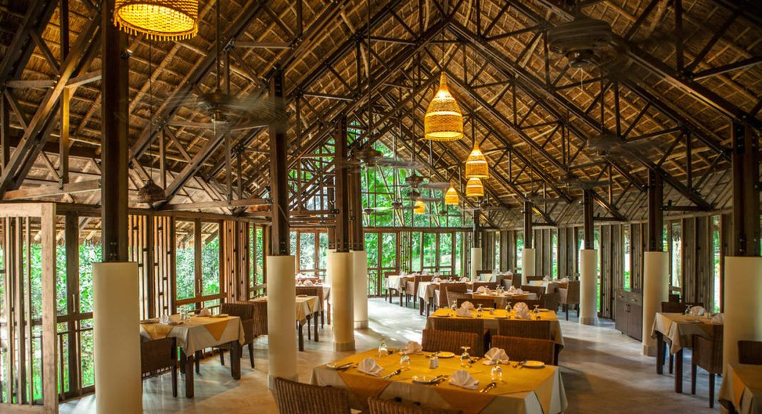 Dusai Resort & Spa Tea Valley Restaurant interior in Bangladesh por VITTI Sthapati Brindo Ltd. : Photo credit © Ahsanul Haque Rubel