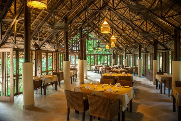 Dusai Resort & Spa Tea Valley Restaurant interior in Bangladesh por VITTI Sthapati Brindo Ltd. : Photo credit © Ahsanul Haque Rubel