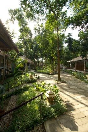 Dusai Resort & Spa Landscape & Walkway in Bangladesh por VITTI Sthapati Brindo Ltd. : Photo credit © Ahsanul Haque Rubel