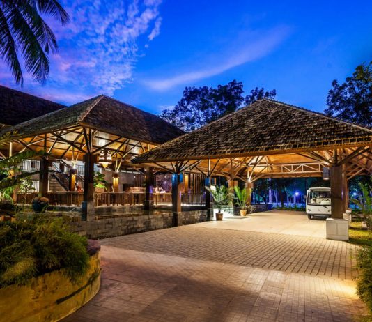 Dusai Resort & Spa en Bangladesh diseñado por VITTI Sthapati Brindo Ltd. Dusai Resort & Spa Entrance and Reception in Bangladesh por VITTI Sthapati Brindo Ltd. : Photo credit © Hasan Saifuddin Chandan