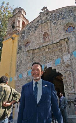 Ante la comunidad del Barrio de La Conchita, el titular de Sitios y Monumentos del Patrimonio Cultural de la Secretaría de Cultura, Raúl Delgado Lamas, entregó las llaves del templo : Foto © FSM, CONACULTA