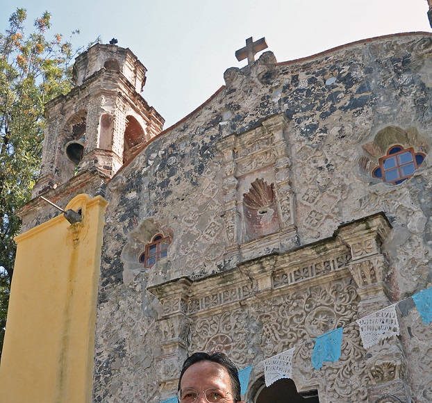 Ante la comunidad del Barrio de La Conchita, el titular de Sitios y Monumentos del Patrimonio Cultural de la Secretaría de Cultura, Raúl Delgado Lamas, entregó las llaves del templo : Foto © FSM, CONACULTA