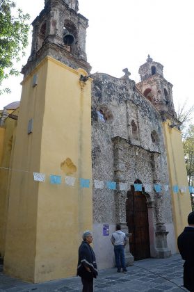 ...ventanas y barandal del coro, así como trabajos de pintura a la cal y la colocación de un nuevo piso de tablones de encino en el interior : Foto © FSM, CONACULTA