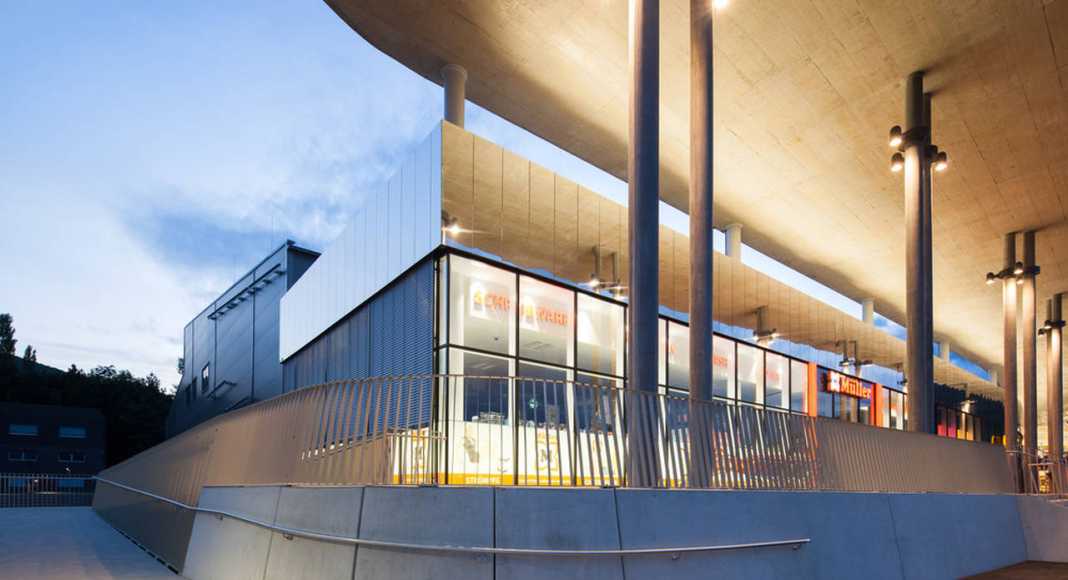 A concrete roof at a high of ten meters covering the center : Photo credit © Markus Kaiser