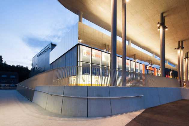 A concrete roof at a high of ten meters covering the center : Photo credit © Markus Kaiser