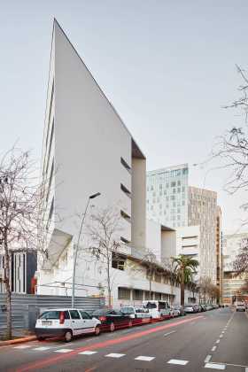 Barcelona, ES Collective housing for elderly people and civic and health center : Photo © José Hevia