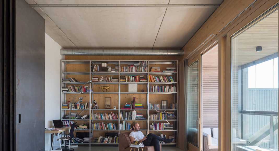 Apartment 5: a completely open floorplan appartment with a minimum of walls to maximise the loft feel and to minimalise construction costs. : Photo credit © Luuk Kramer