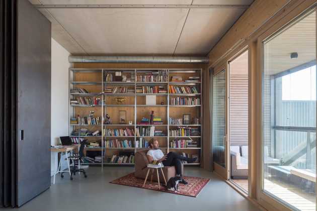 Apartment 5: a completely open floorplan appartment with a minimum of walls to maximise the loft feel and to minimalise construction costs. : Photo credit © Luuk Kramer