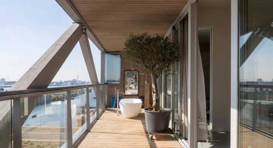 The loggia balconies on the south side of the buidling are 2 to 2,4m wide offering the posibilitie of using it as a real extension to the interior. Several owners have installed bathtubs on the balconies. Due to the extra slide away single glass sheet windscreens the climate on these loggia balconies is always more moderate than outside conditions : Photo credit © Luuk Kramer