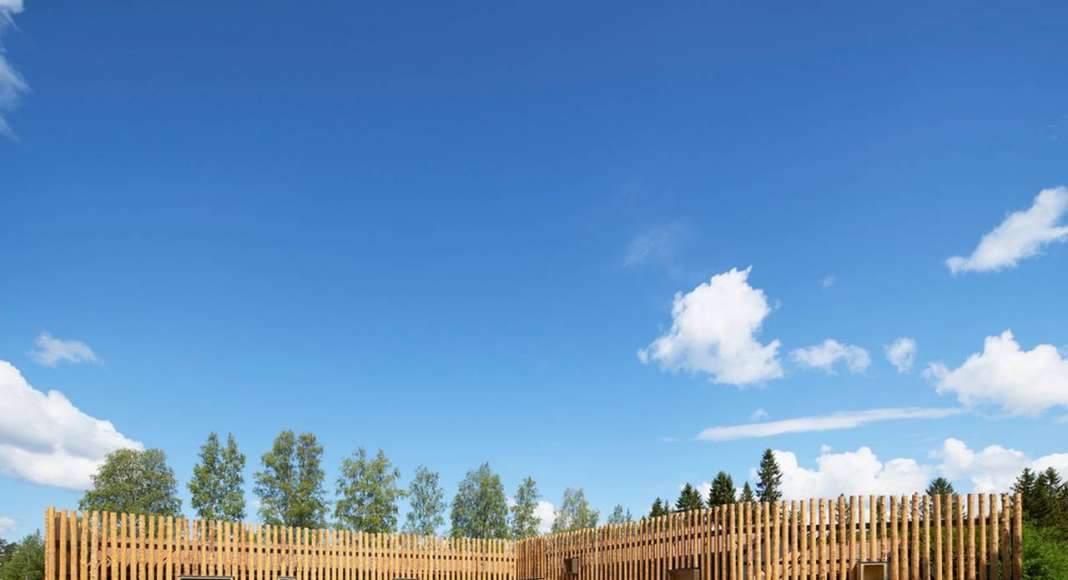 The facade consists of 300 logs that has been cut down in the woods surrounding the museum. They are decorticated, untreated, cleaved in half, and mounted on a rack surrounding the building : Photo credit © Åke E:son Lindman